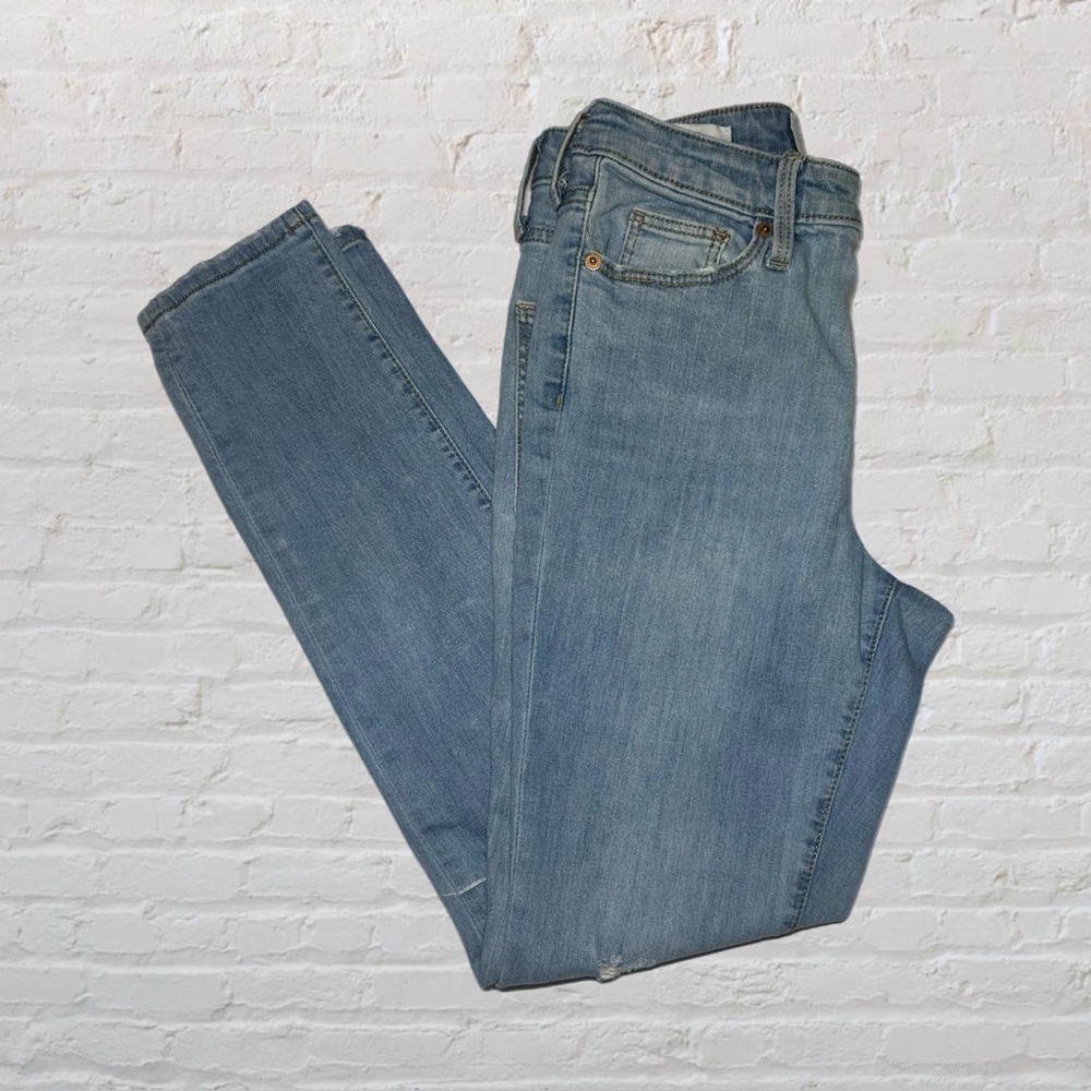 Universal Thread Light Blue Botton Fly Distressed Skinny Jeans in Size 4 or 27R